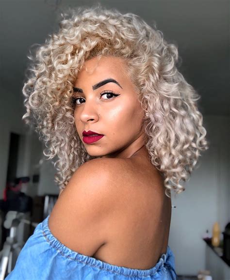 morena com cabelo platinado